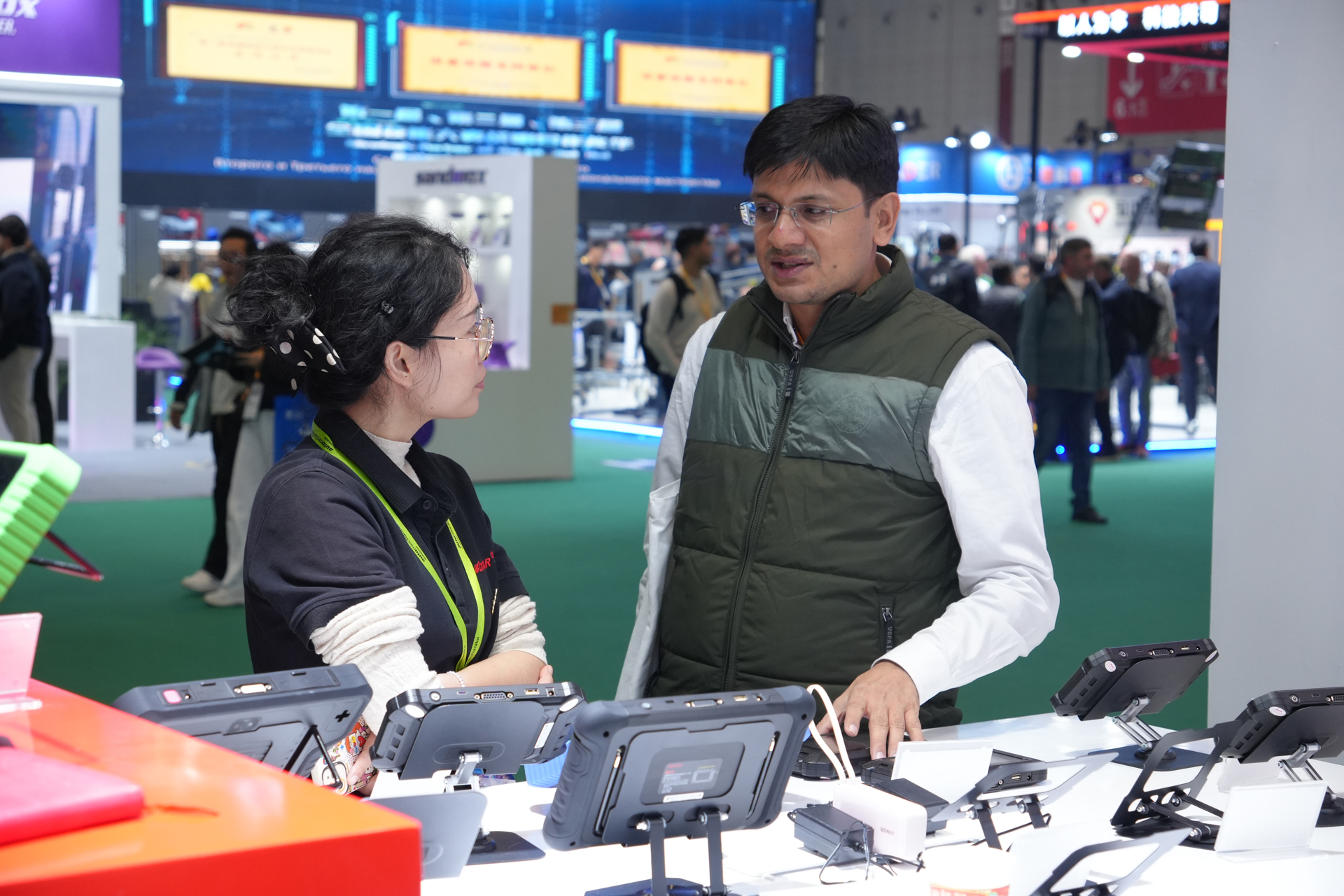 门徒娱乐闪耀2025上海法兰克福汽配展，以创新科技探索汽车电子维修新纪元