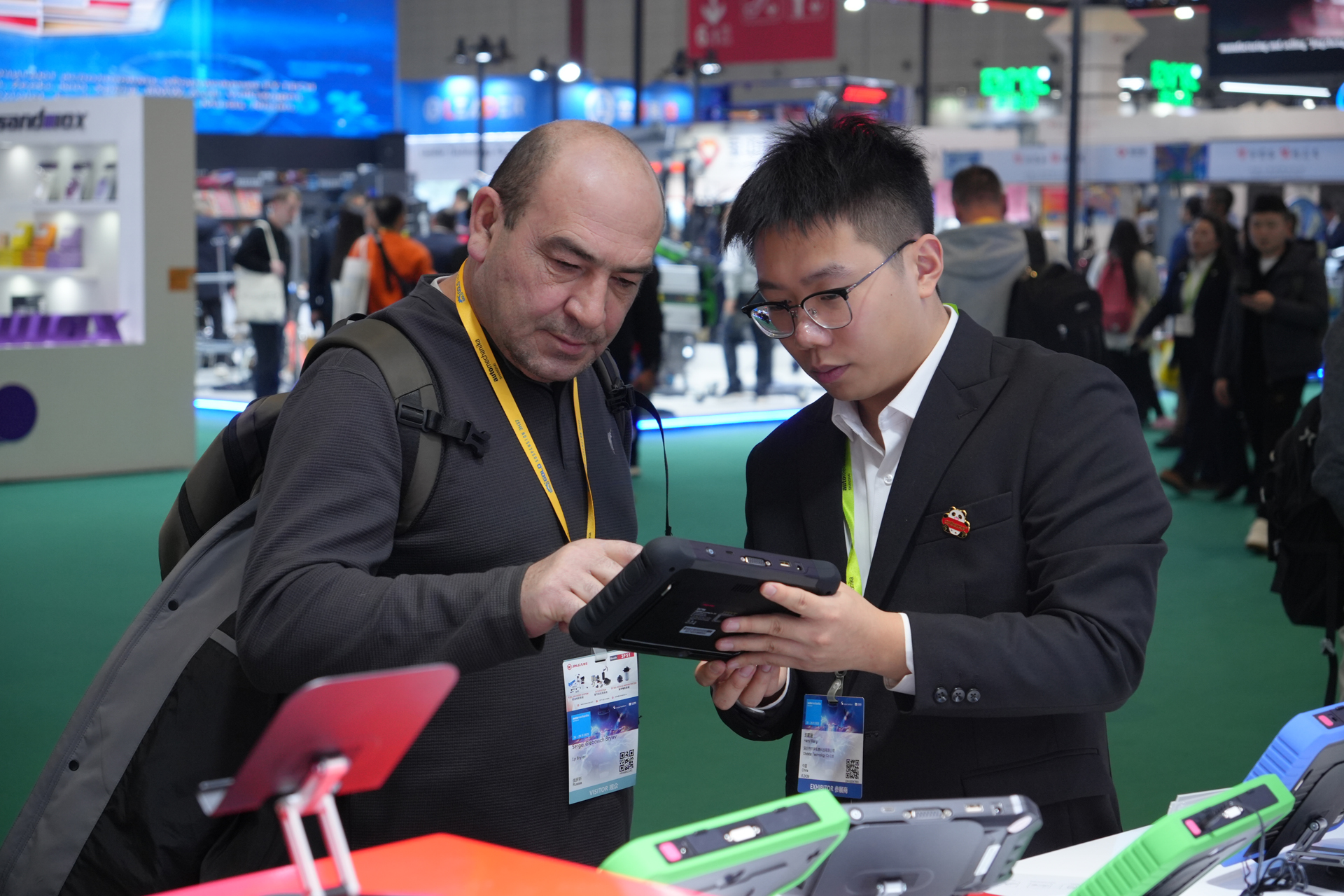 门徒娱乐闪耀2025上海法兰克福汽配展，以创新科技探索汽车电子维修新纪元